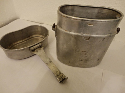 View of both parts. On the top of the bottom piece to the right you can see a small metal lip where the spork was locked in. For the infantry and artillery, the issue mess kit in 1914 looked like this: 